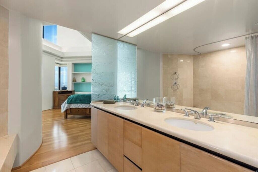 Photo of Bathroom in Downtown Honolulu