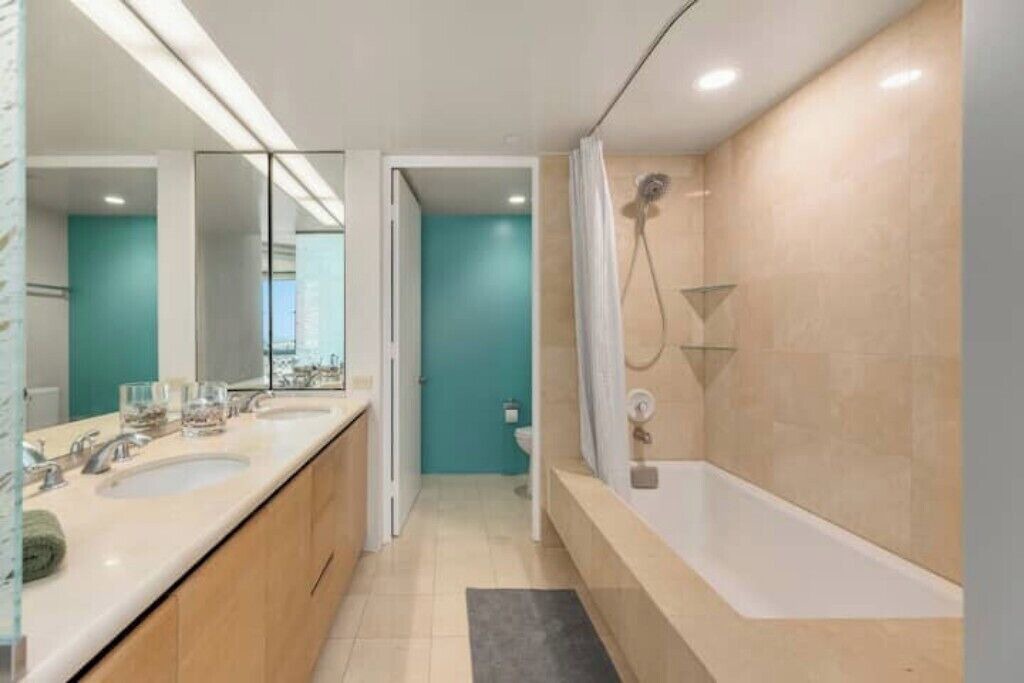 Photo of Bathroom in Downtown Honolulu
