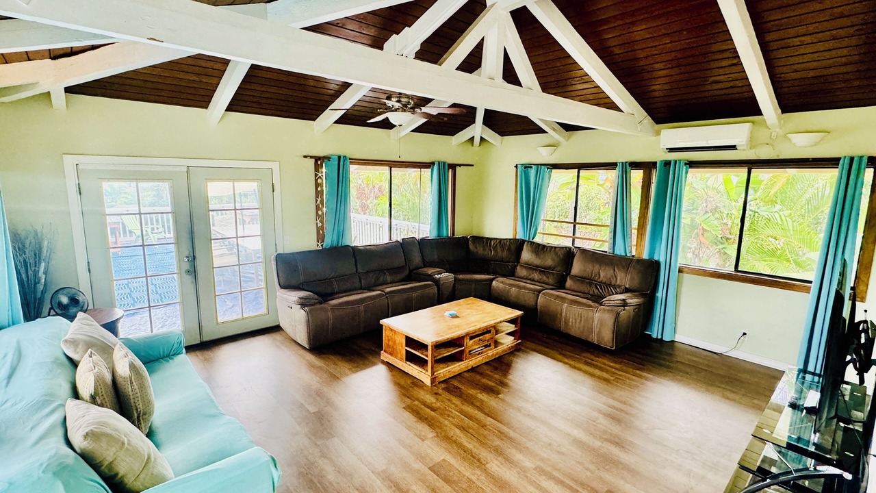 Photo of Livingroom in Kahaluu Bay