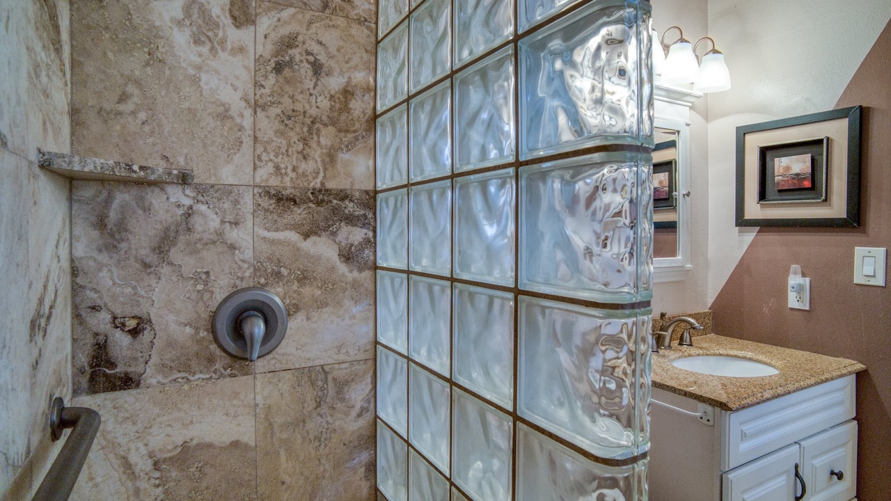 Photo of Bathroom in Maalaea
