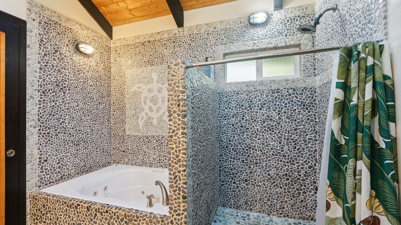 Photo of Bathroom in Kalaoa