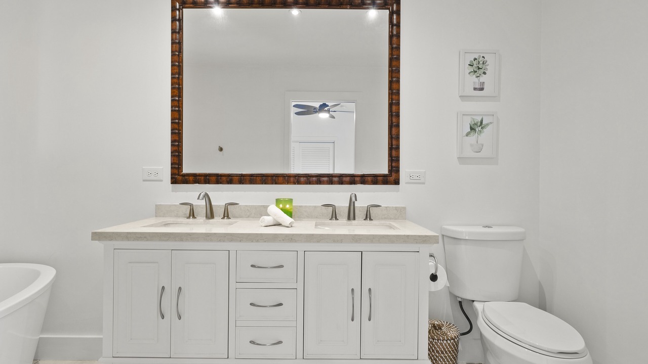 Photo of Bathroom in Ka'a'awa