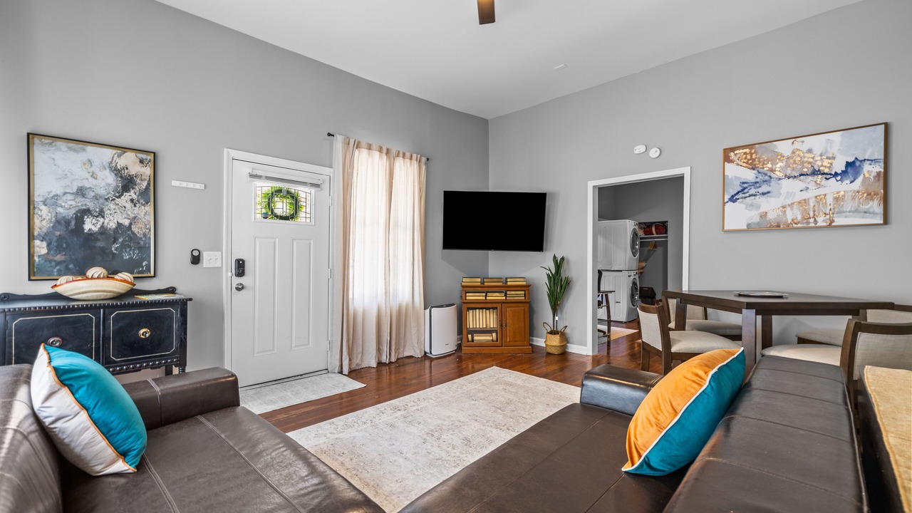 Photo of Livingroom in Downtown