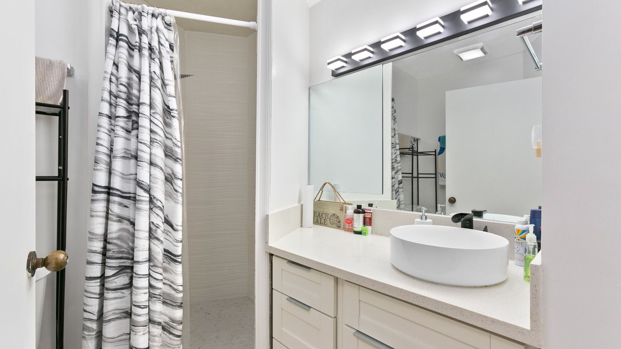 Photo of Bathroom in Downtown Honolulu