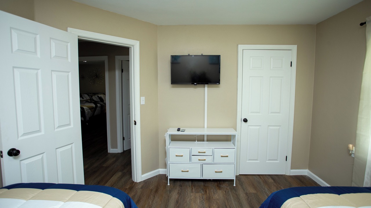 Photo of Bedroom in Coliseum Central
