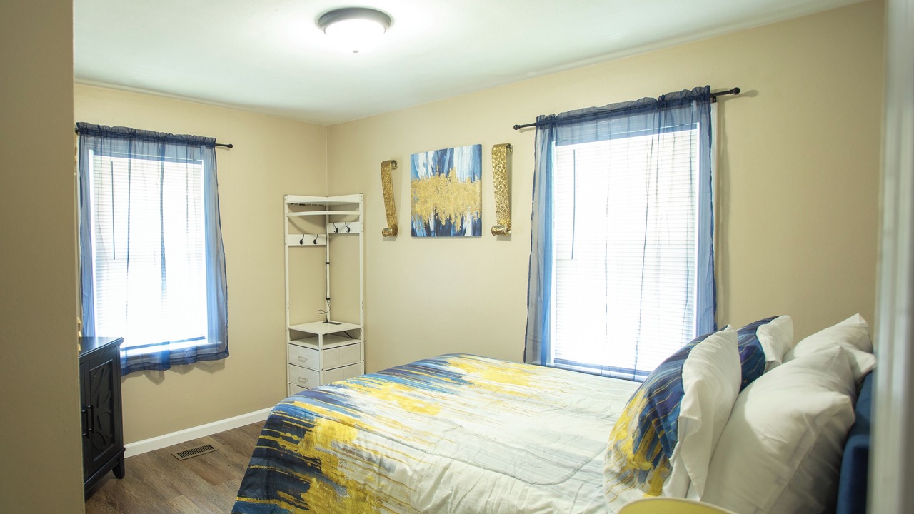 Photo of Bedroom in Coliseum Central