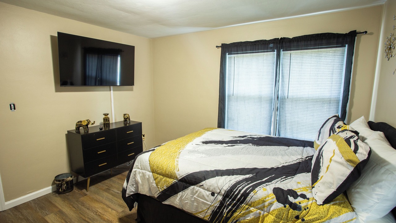 Photo of Bedroom in Coliseum Central