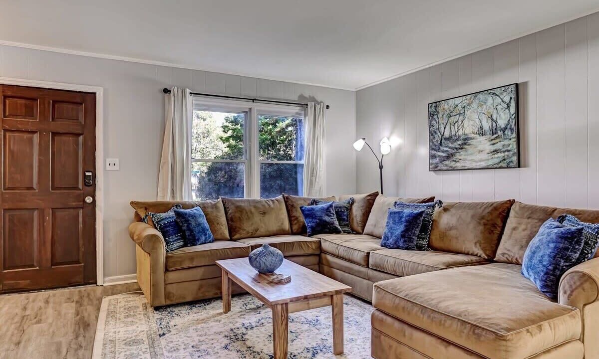 Photo of Livingroom in Whitemarsh Island