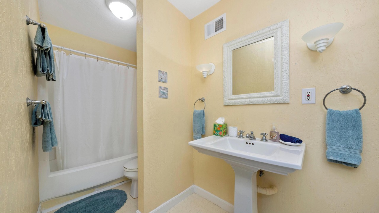 Photo of Bathroom in Kahaluu-Keauhou