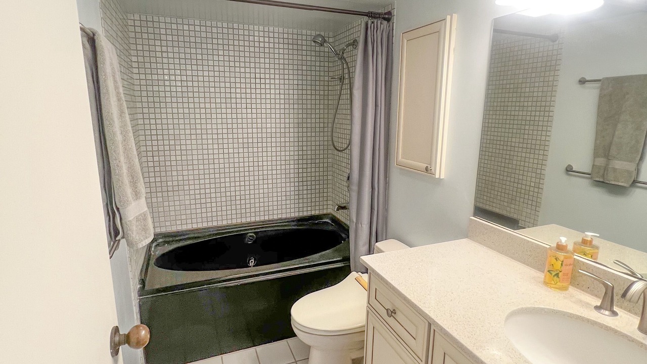 Photo of Bathroom in Downtown Honolulu