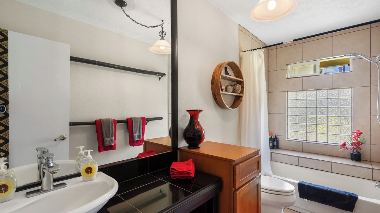 Photo of Bathroom in Haiku