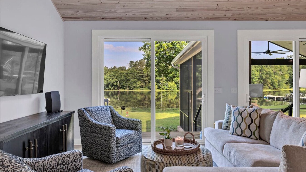 Photo of Livingroom in Saluda