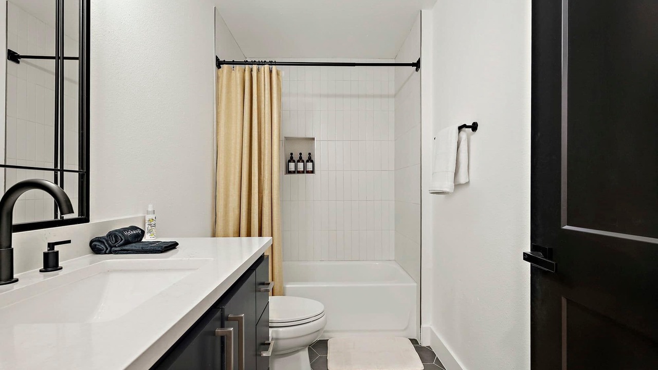 Photo of Bathroom in Montopolis