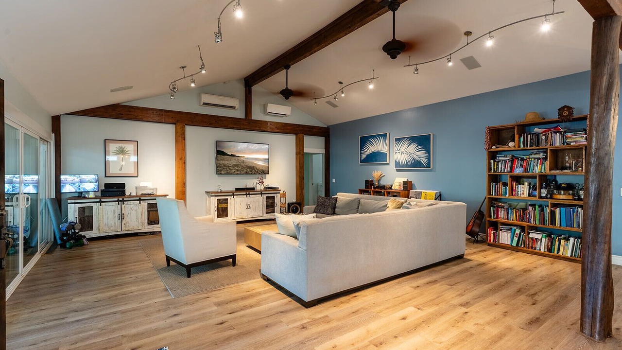 Photo of Livingroom in Portlock