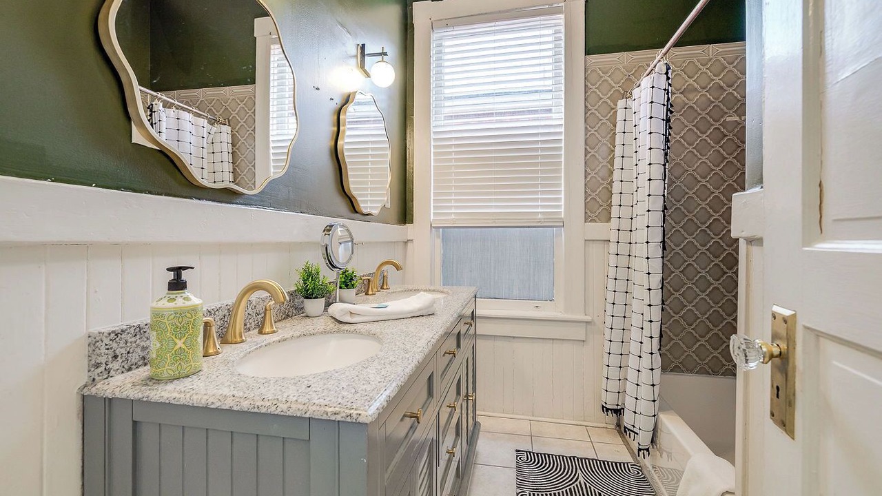 Photo of Bathroom in Dixon Park