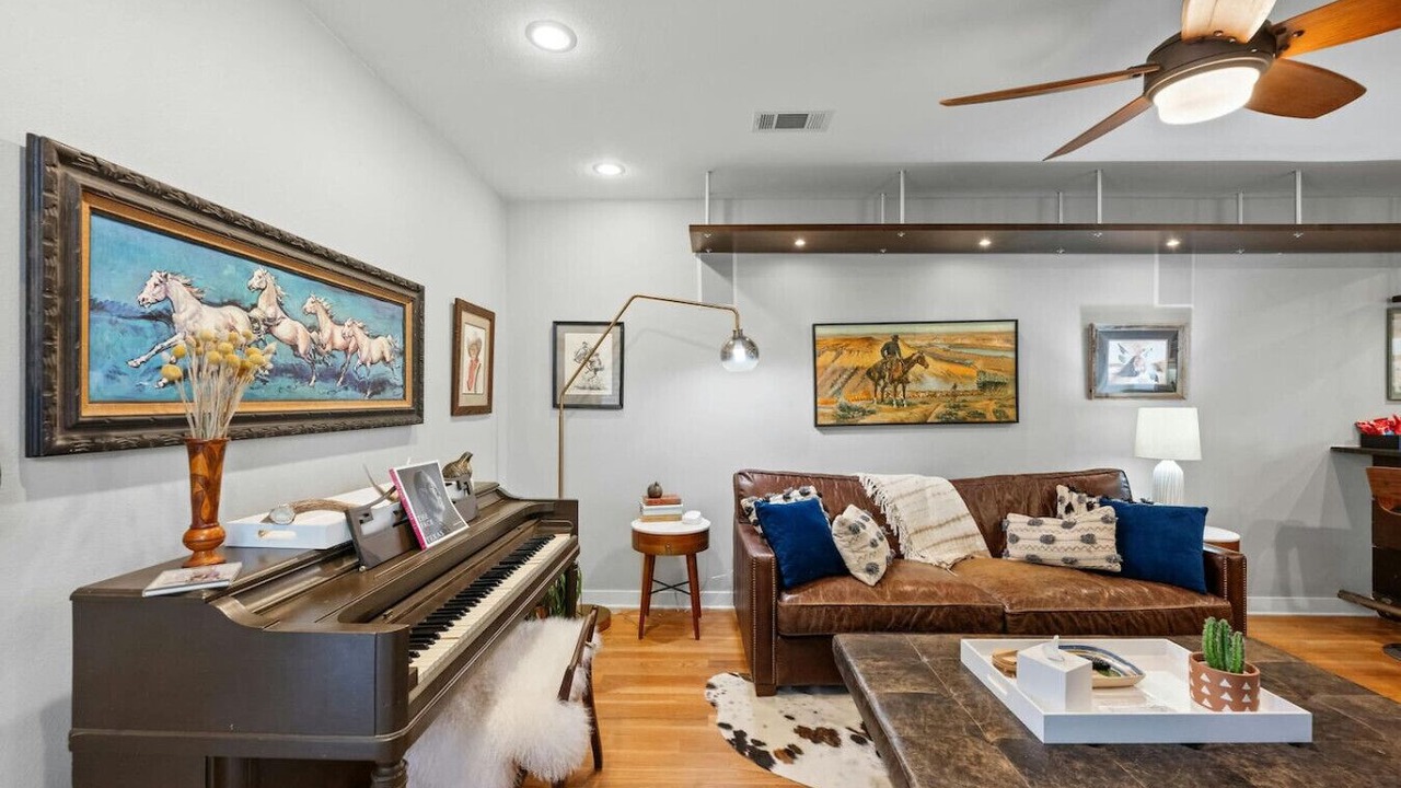 Photo of Livingroom in Greater South River City