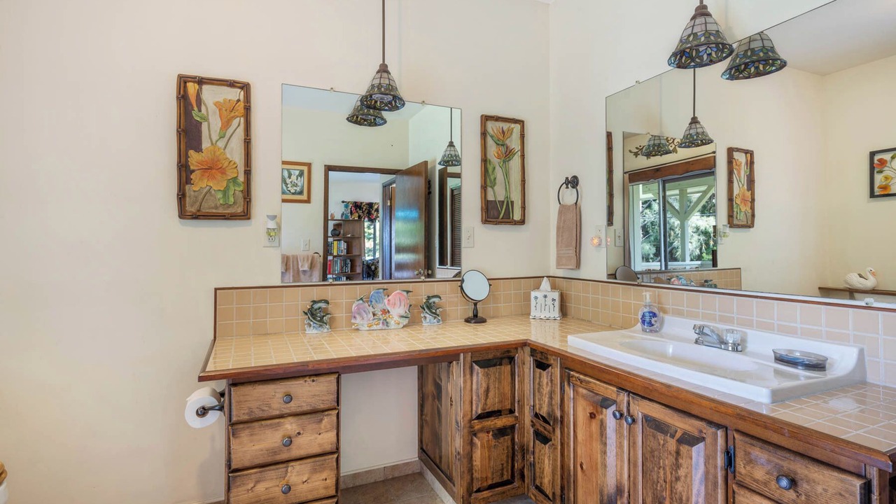 Photo of Bathroom in Naalehu