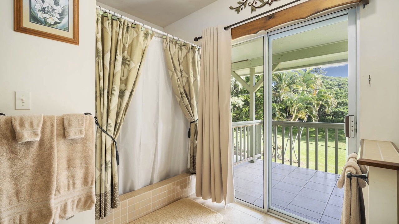 Photo of Bathroom in Naalehu
