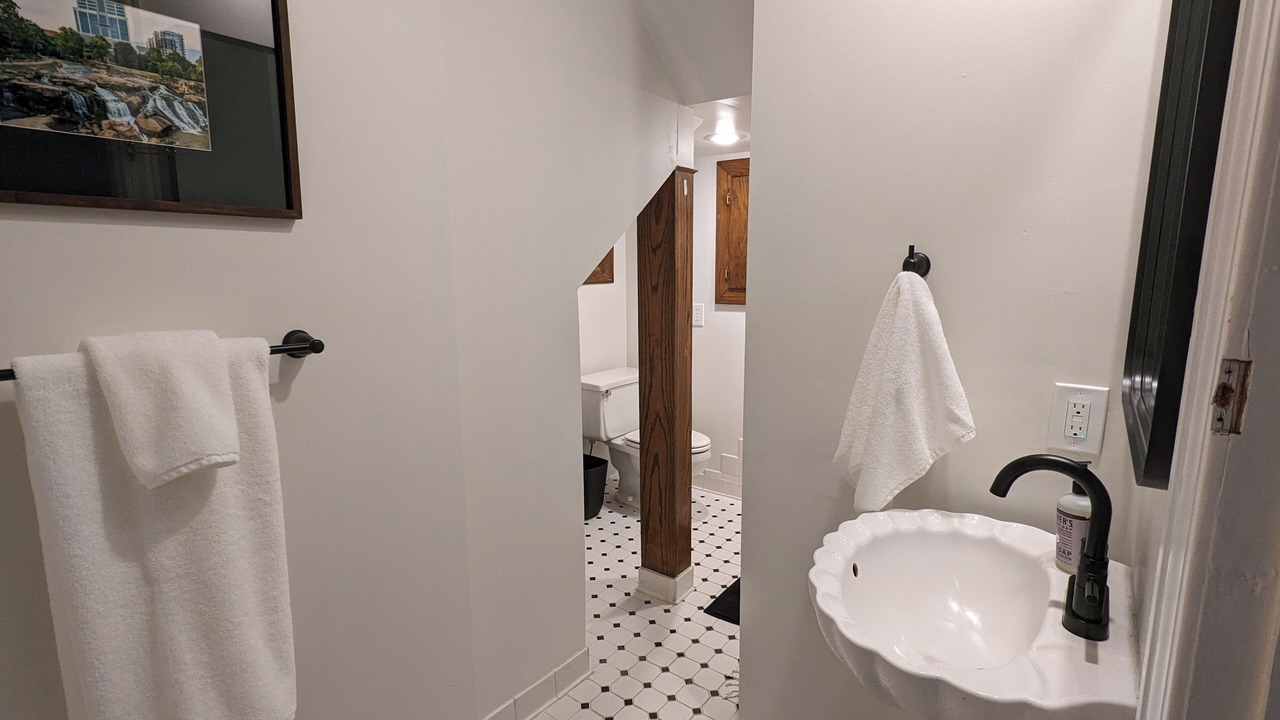Photo of Bathroom in Pettigru Street Historic District