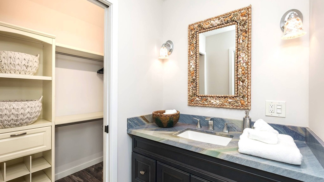 Photo of Bathroom in Downtown Lahaina