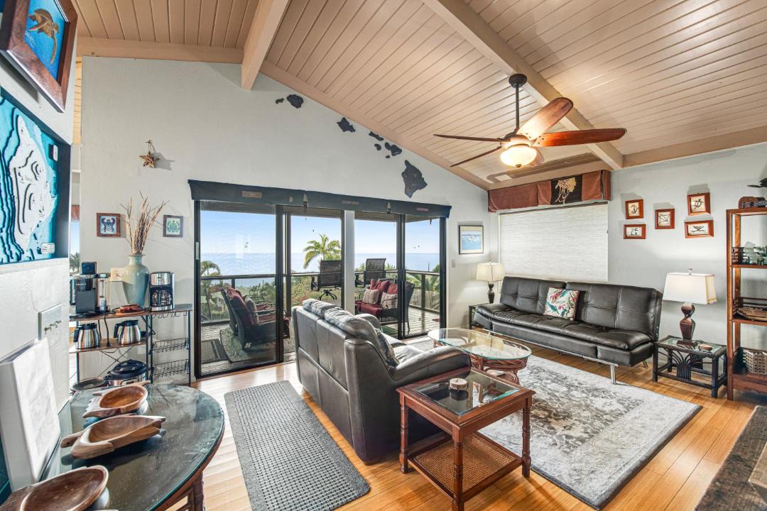 Photo of Livingroom in Kahaluu-Keauhou