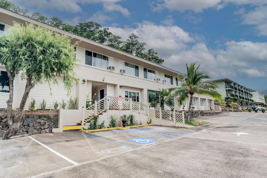 Photo of Buildings in Wailuku