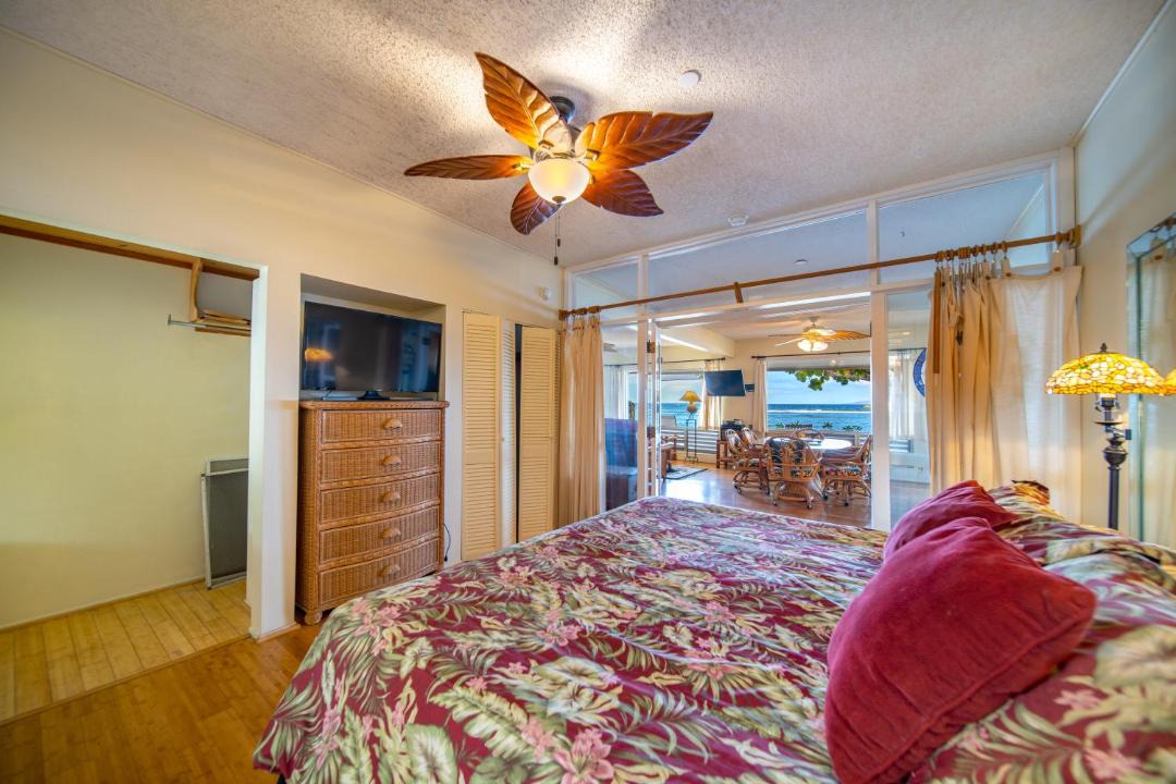 Photo of Bedroom in Historic Lahaina Front Street