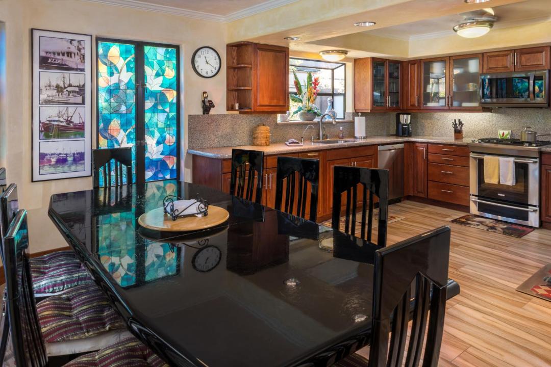 Photo of Livingroom in Historic Lahaina Front Street