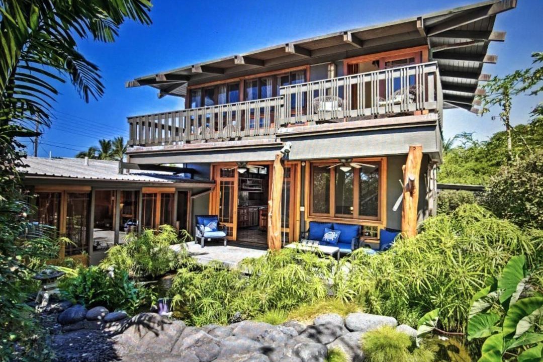 Photo of Buildings in Kahaluu Bay
