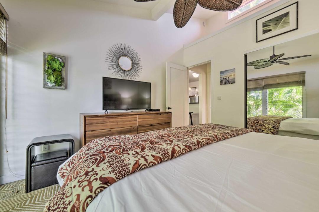 Photo of Bedroom in Historic Lahaina Front Street
