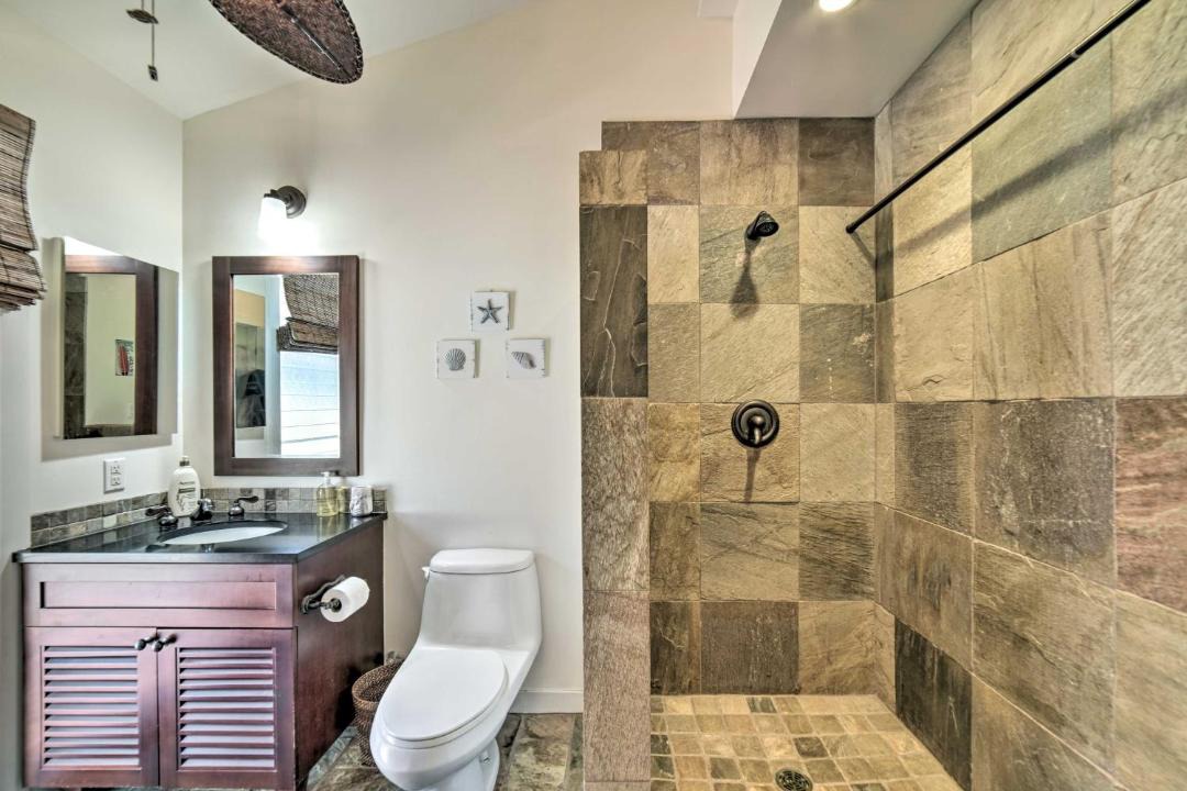 Photo of Bathroom in Historic Lahaina Front Street
