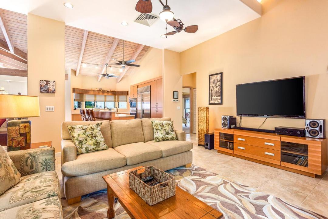 Photo of Livingroom in Kahaluu-Keauhou