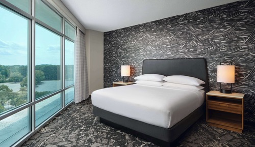 Suite, 1 King Bed, Accessible, Corner