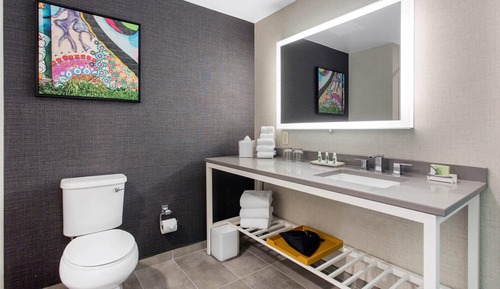 Standard Room, 1 King Bed, Non Smoking (Upper Floor)
