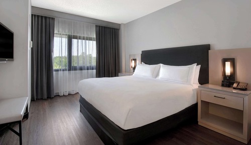 Suite, One King Bed, Accessible