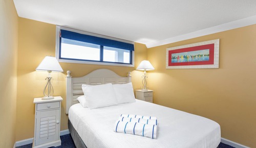 1 Queen Bed, Suite, Side View, Non-Smoking