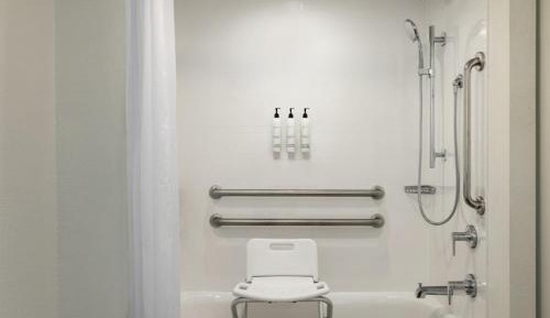 One-Bedroom Queen Suite with Two Queen Beds and Mobility Accessible Tub