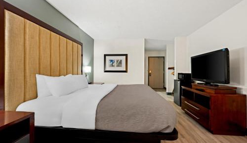 King Room - Non Smoking/Interior Hall