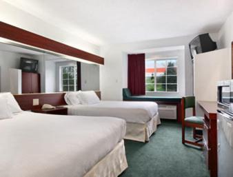 Queen Suite with Roll-In Shower - Mobility Accessible/Non-Smoking