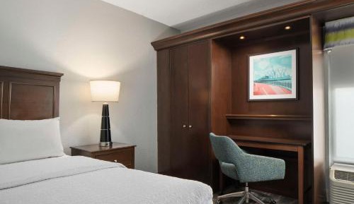 Double Room with Tub - Mobility and Hearing Accessible/Non-Smoking