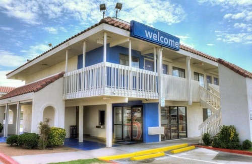 Biggs Field Hotel | Motel 6-El Paso, TX - East