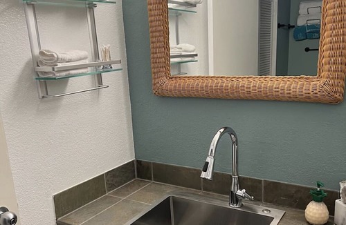 Princeville Condo | Princeville Delight! COLD A/C, Sleeps 4, Pool & Jacuzzi, Private Lanai & Space