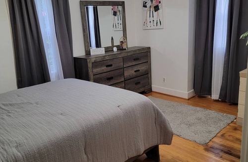 Portsmouth House | Charming 2-bedroom house in Portsmouth with Wi-Fi, AC, Pool, and pool table.