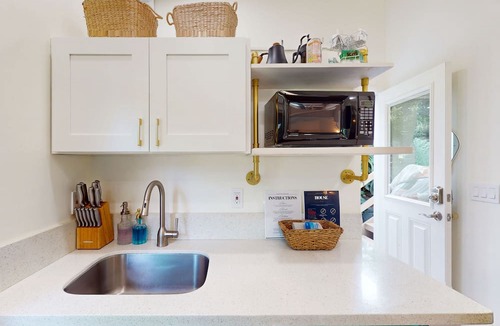 Mililani Apartment | Gorgeous guest suite in great central location with loft, kitchenette, streaming