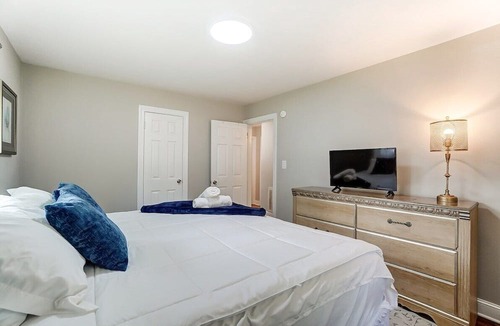 Enderly Park House | Comfy Uptown Cottage! King Bed in Enderly Park