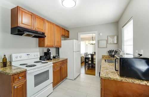 Enderly Park House | Comfy Uptown Cottage! King Bed in Enderly Park