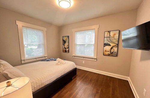 Enderly Park House | Cozy I Darlin' 2 Bedroom |Only 4 mins from Uptown