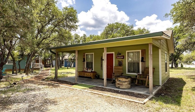Cozy Wildlife Cabin with Private Porch and Stargazing near Mountain Home, Texas